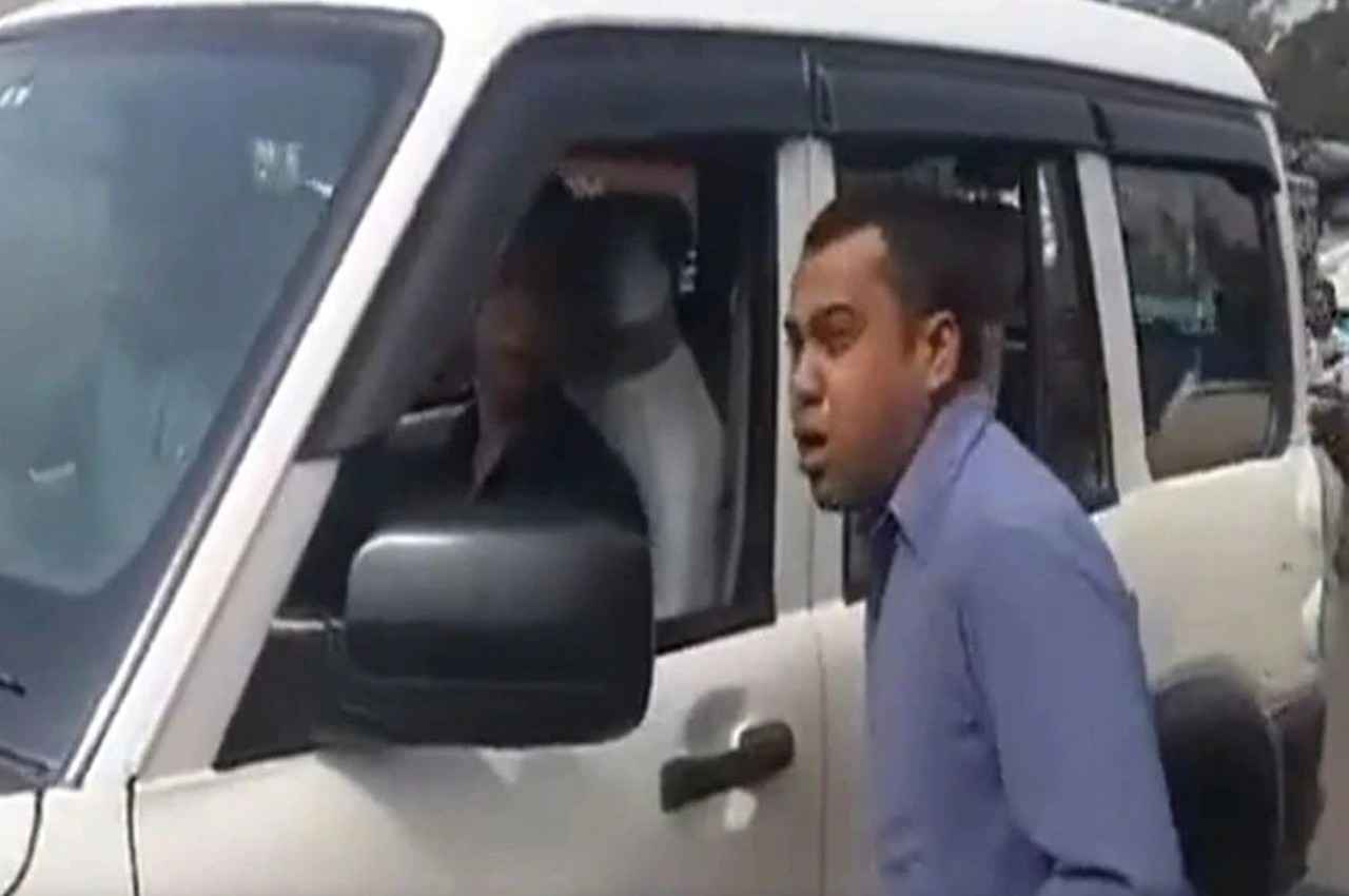 Video: राशन कार्ड पर 'दत्ता' सरनेम की जगह लिखा कुत्ता, शख्स ने अधिकारी के सामने 'भौंक' कर जताया विरोध