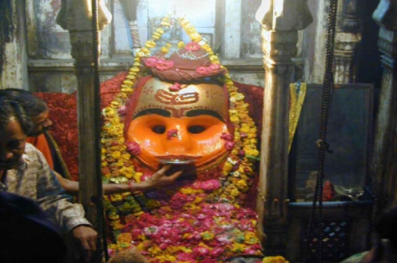 Kaal Bhairav Ashtami: हर इच्छा होगी पूरी, काल भैरव को आज ही चढ़ाएं ये एक जादुई चीज