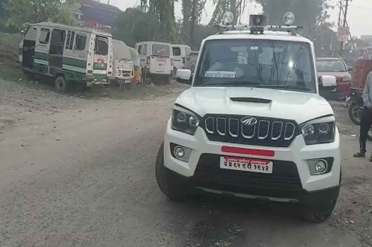 कानपुर में जो अधिकारी पढ़ा रहे यातायात नियमों का पाठ, वो खुद तोड़ रहे सारे नियम, जानें ARTO ने क्या बताया Rule?