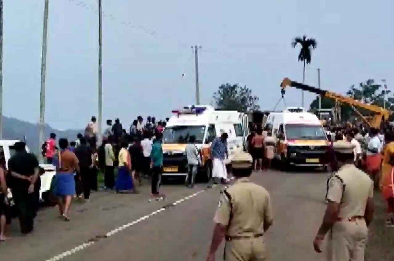 Kerala Bus Accident: आंध्र प्रदेश से सबरीमाला तीर्थयात्रियों को ले जा रही बस केरल में पलटी, 20 से ज्यादा घायल