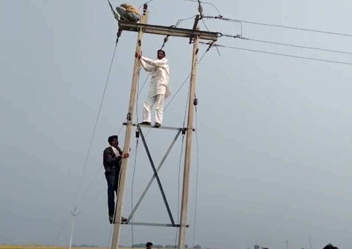 MP News: कंपनी ने काटी गांव की बिजली, तो खंभे पर चढ़कर कांग्रेस विधायक ने जोड़ा कनेक्शन