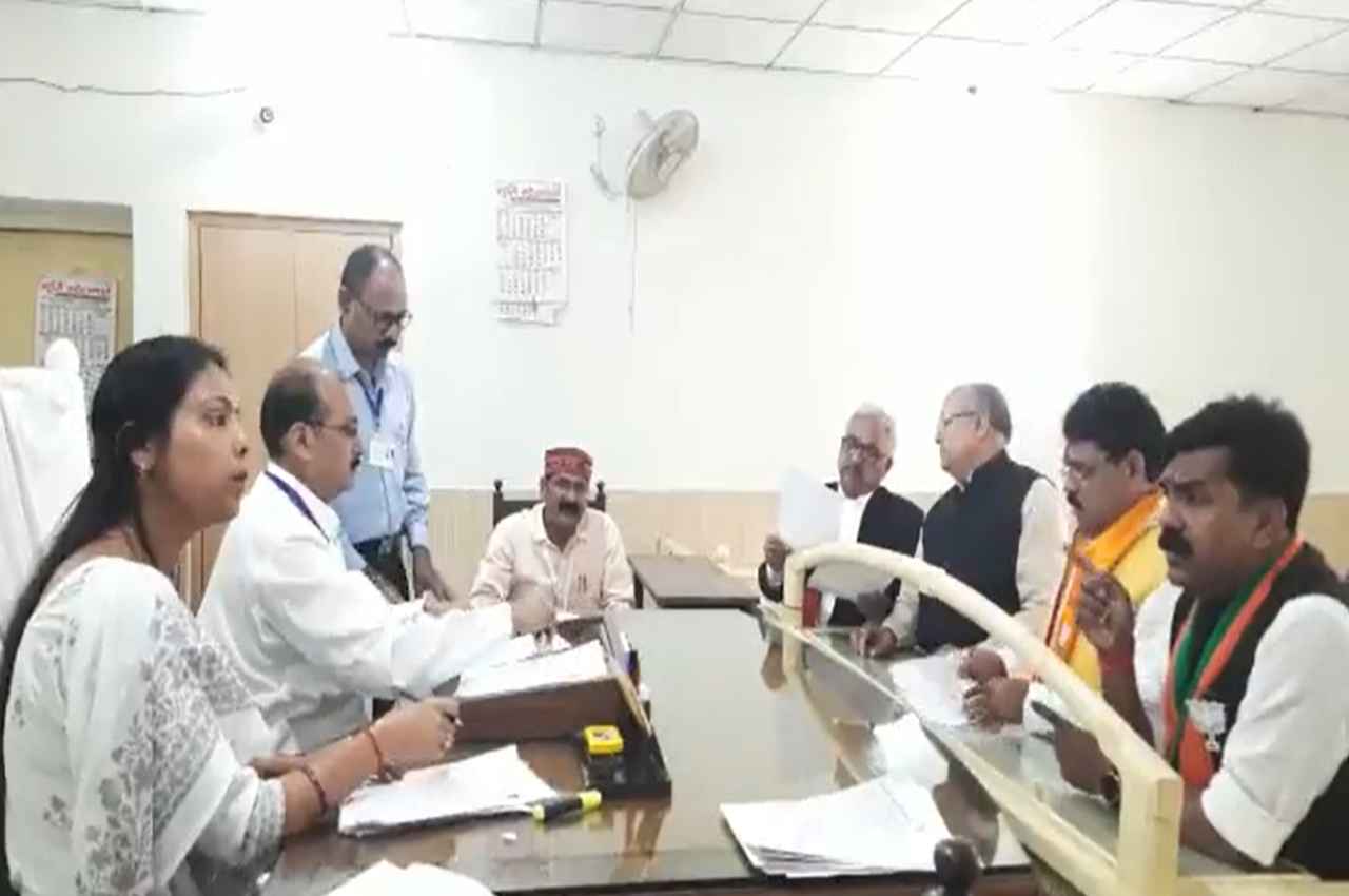 Mainpuri By-Election: भाजपा प्रत्याशी रघुराज सिंह शाक्य ने किया नामांकन, नेताजी के लिए कही ये बातें