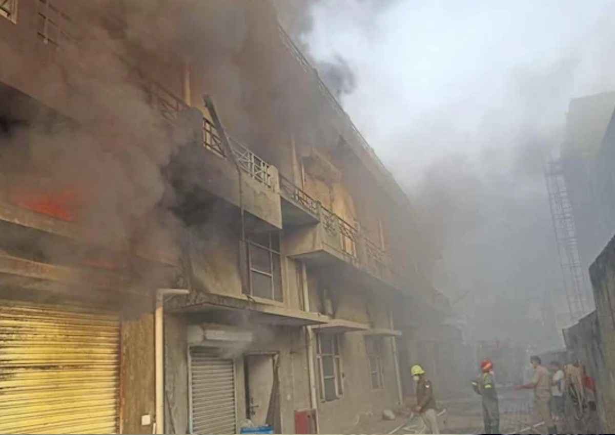Noida Fire News: नोएडा फेज 2 की एक्सपोर्ट कंपनी में लगी आग, बिल्डिंग पूरी तरह जलकर हुई खाक