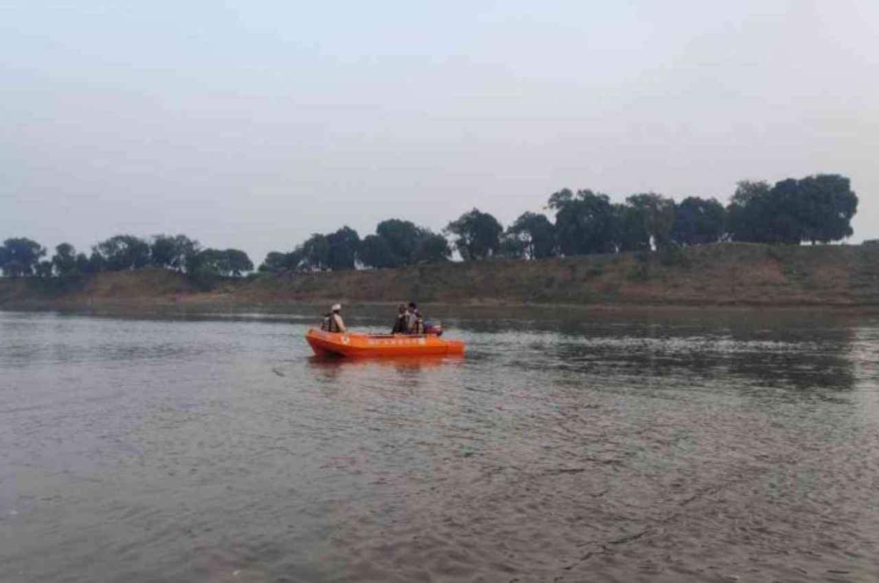 Raisen News: नर्मदा नदी में डूबे 2 युवक, सर्च ऑपरेशन में जुटी NDRF की टीम