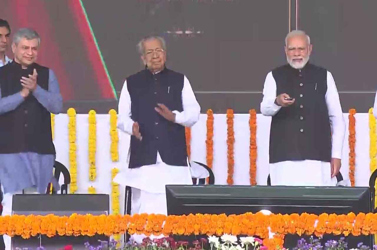 PM मोदी ने विशाखापत्तनम में करोड़ों रुपये की परियोजनाओं की आधारशिला रखी, बोले- हमारे विकास को दुनिया देख रही है