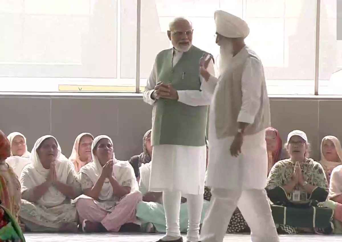 PM Modi Amritsar Visit: राधा स्वामी सत्संग ब्यास पहुंचे प्रधानमंत्री मोदी, बाबा गुरिंदर सिंह ढिल्लों से की मुलाकात