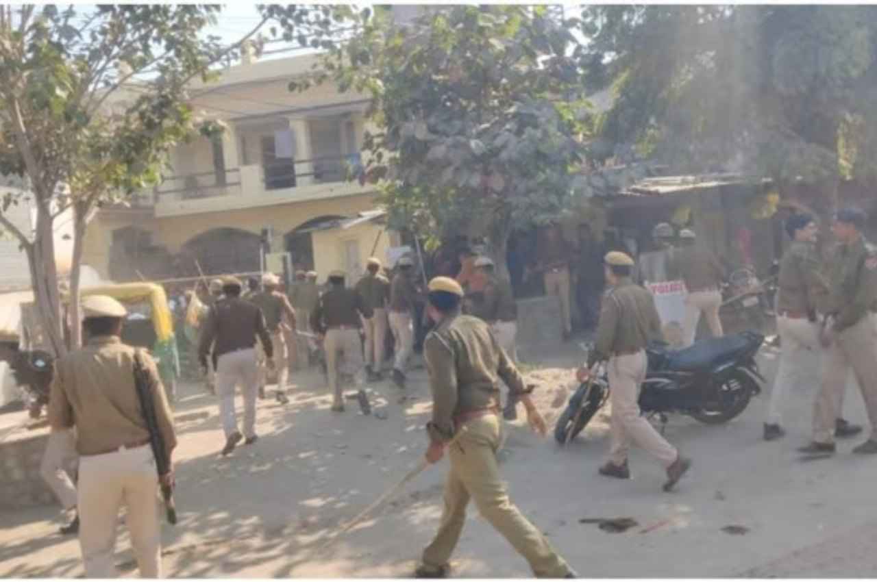 Sirohi: हनुमान मंदिर तोड़ने पर मचा बवाल, भीड़ ने पुलिस पर किया पथराव, SP और DSP घायल
