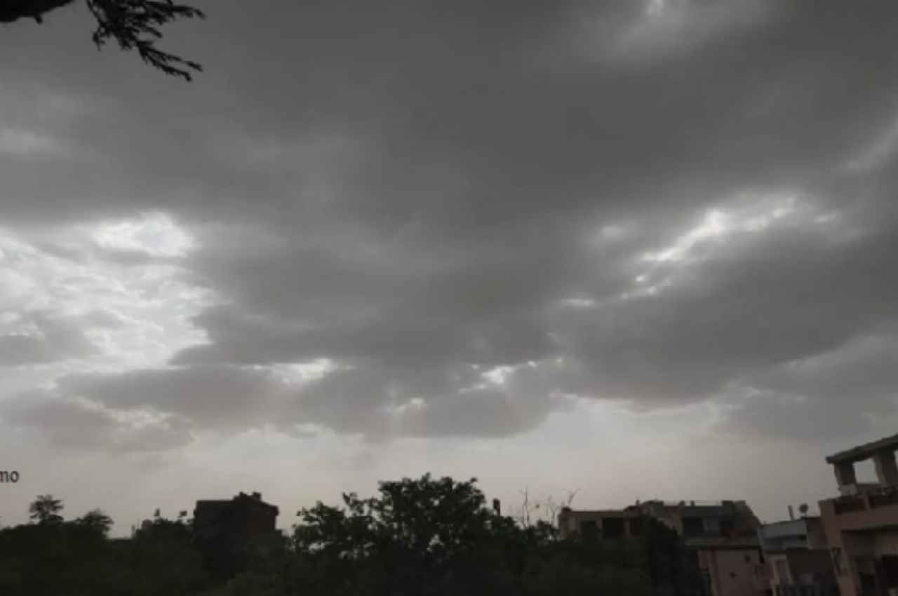 Rajasthan Weather Update: प्रदेश में बदला मौसम का मिजाज, कई जिलों में झमाझम बारिश तो कुछ इलाकों में ओलावृष्टि