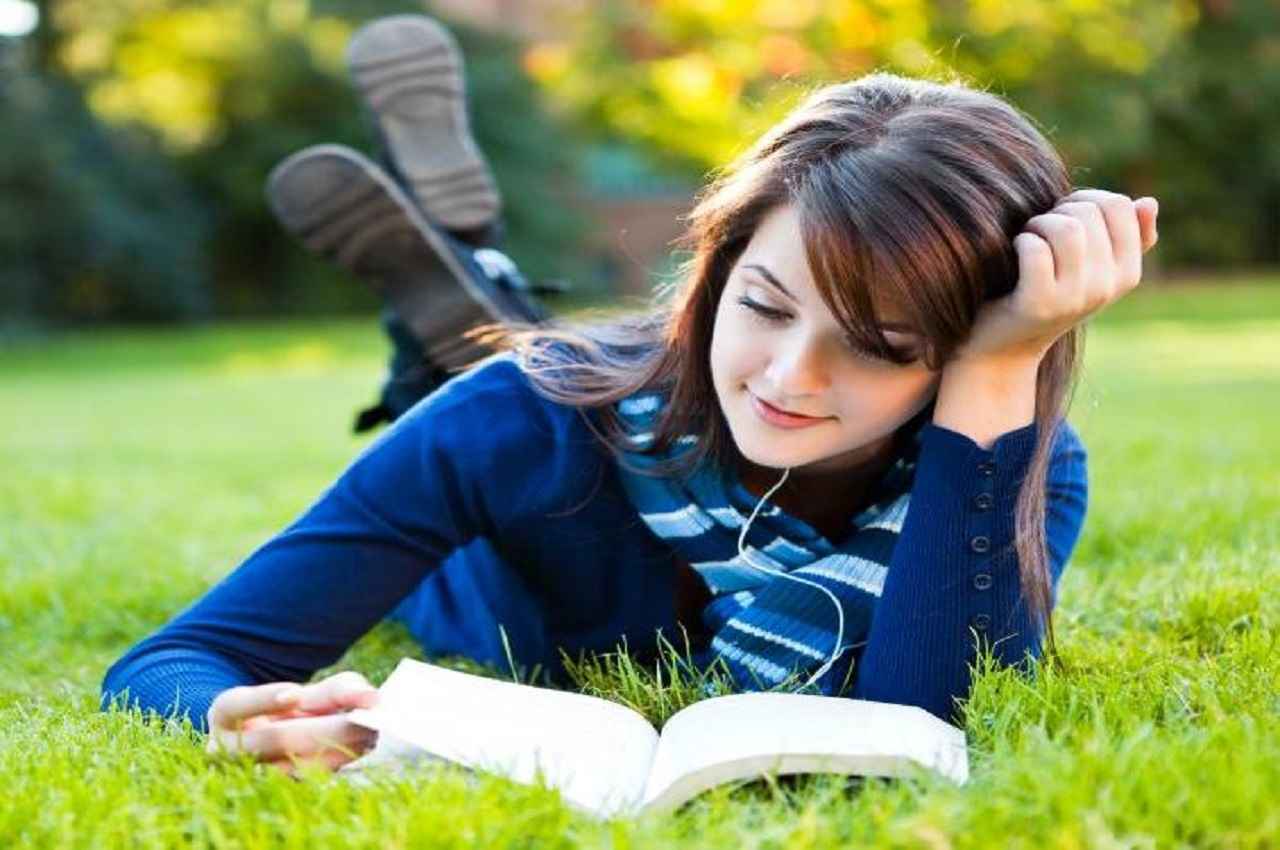 Reading Habit Health Benefits: किताबे ज्ञान को बढ़ने के साथ ही आपको रखती हैं कई बीमारियों से दूर, जानें कैसे