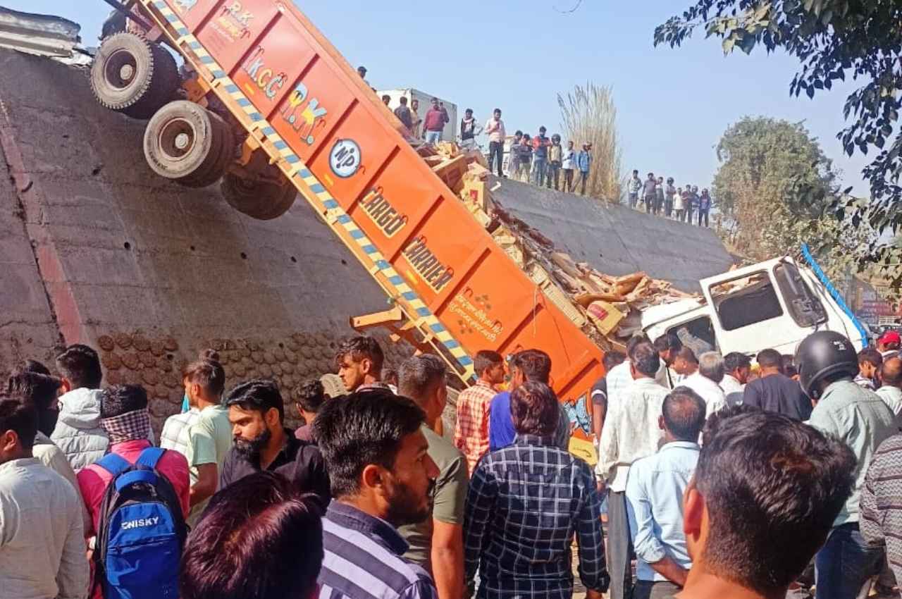 Breaking: कालवाड़ पुलिया पर खतरनाक सड़क हादसा, पुलिया से नीचे लटका ट्रक, कुछ लोगों के दबे होने आशंका