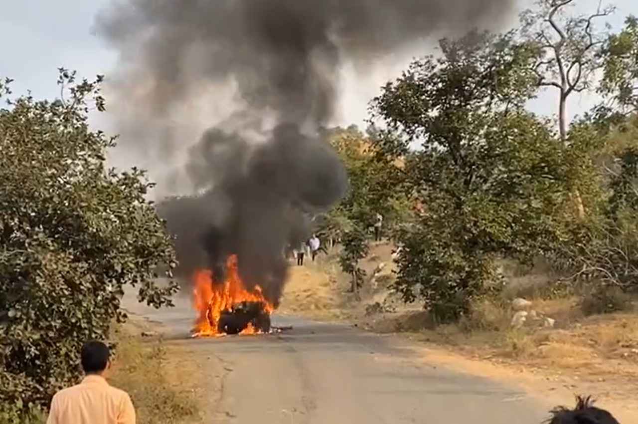 Udaipur: सड़क पर चलती कार बनी आग का गोला, कार में सवार 4 लोगों की मुश्किल से बची जान, देखें