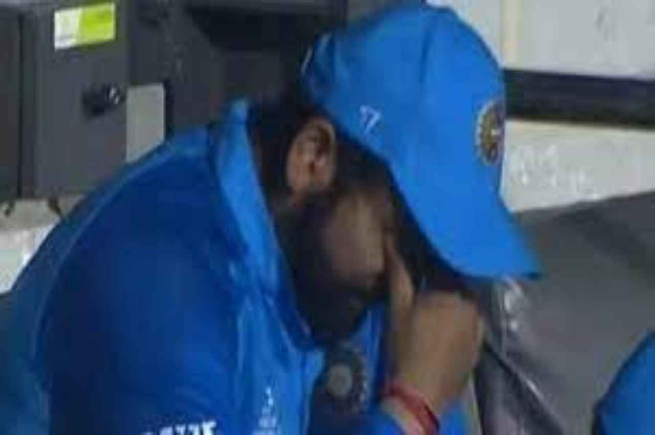 T20 World Cup 2022: ड्रेसिंग रूम में फफक-फफक कर रो पड़े 'हिटमैन' रोहित शर्मा, टीम का मिला फुल सपोर्ट