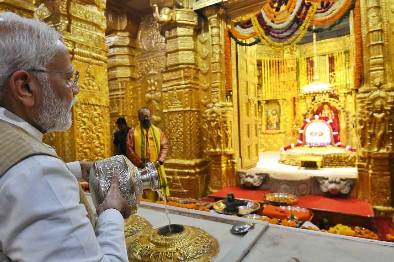 Gujarat Election 2022: PM मोदी ने सोमनाथ मंदिर में की पूजा, सौराष्ट्र में 4 जनसभाओं को करेंगे संबोधित