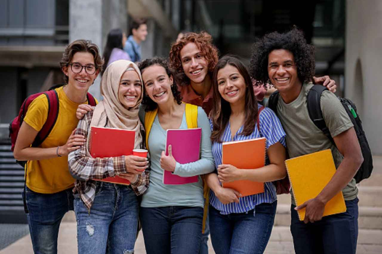 हायर स्टडीज के लिए करना है Education Loan का आवेदन? जानिए ऐसी बातें जो बैंक भी आपको नहीं बताएंगे