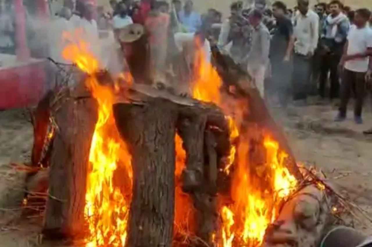 चूरू के लाल शहीद कर्नल रमेश सिंह राठौड़ को दी गई अंतिम विदाई, बड़े बेटे ने दी मुखाग्नि 