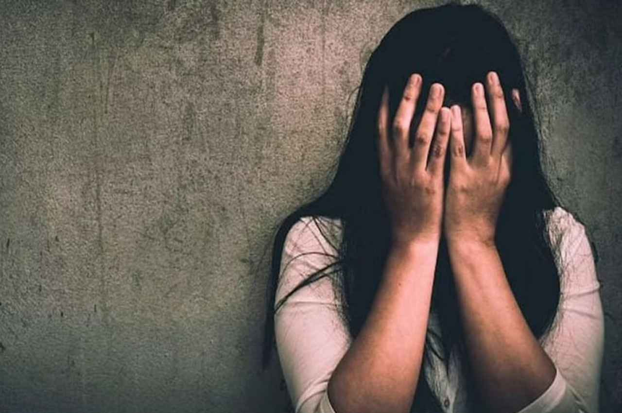 लखनऊ में नर्सिंग के जूनियर छात्र ने वीडियो कॉल पर अपनी सीनियर से कराया ऐसा काम, जानकर उड़ जाएंगे होश