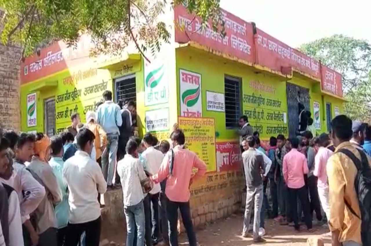 MP में अब DAP की किल्लत के बाद यूरिया को लेकर परेशान हैं किसान, नहीं थम रहा कतारों का सिलसिला