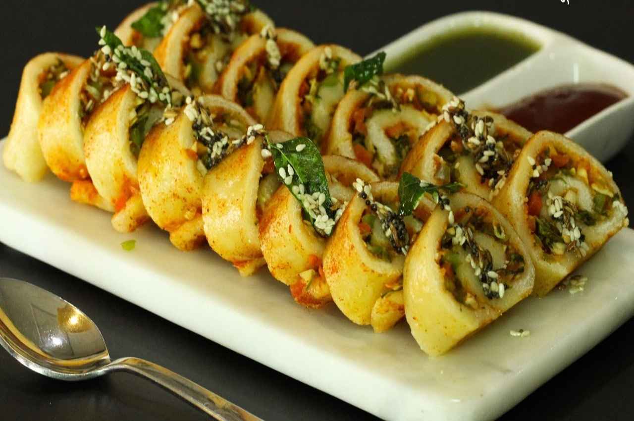 Weekend Snack: भरवां सूजी रोल्स स्वाद में होते हैं खूब चटपटे, इस वीकेंड जरूर बनाकर खाएं