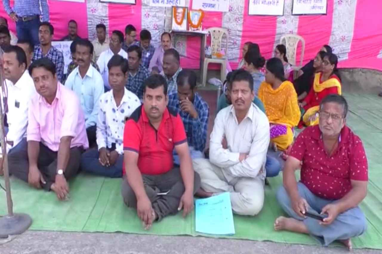 Raigarh News: अनिश्चितकालीन हड़ताल पर गए TIT कॉलेज के सभी कर्मचारी, छात्रों की शिक्षा हो रही प्रभावित
