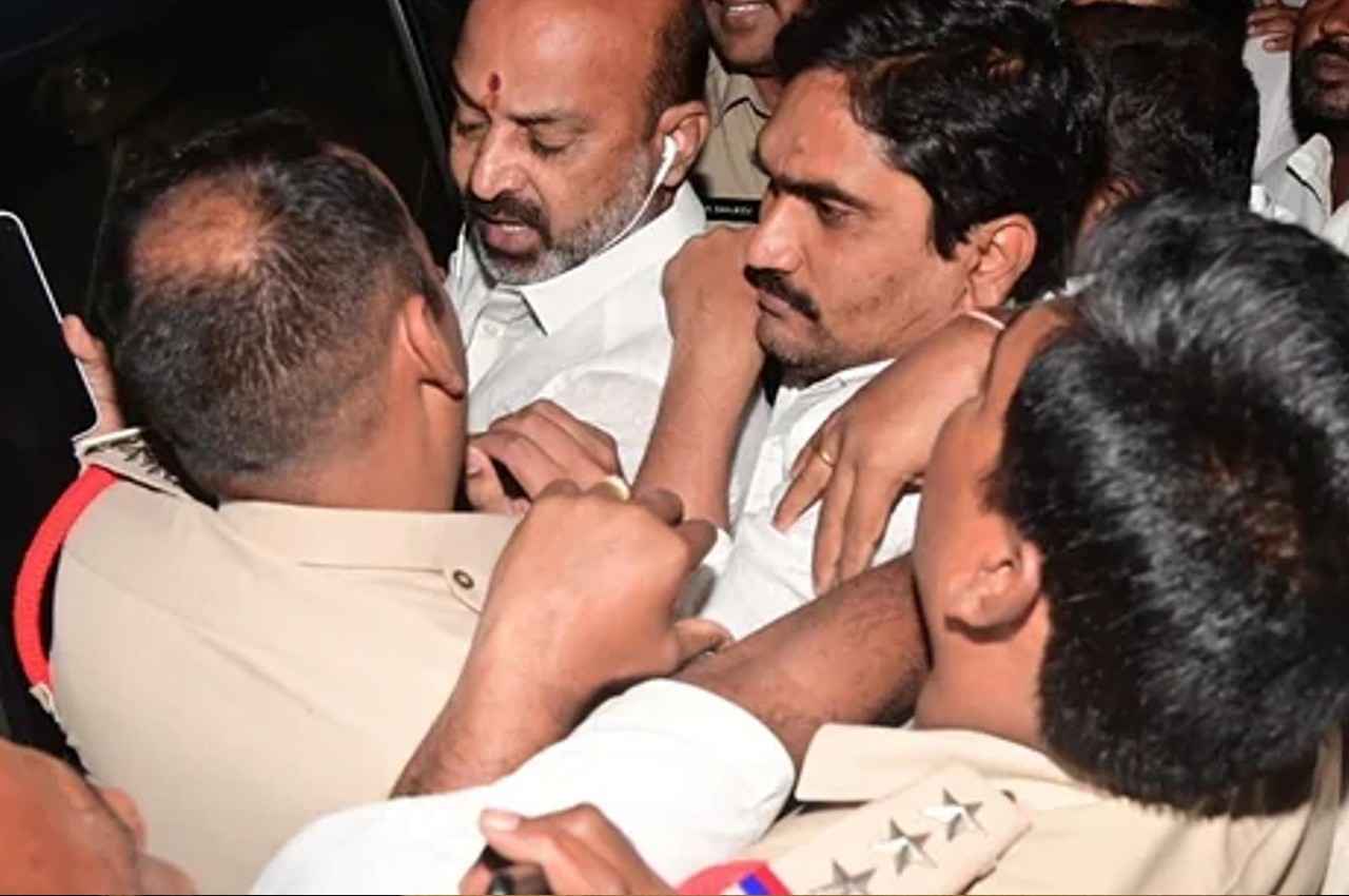 Telangana Fresh Row: तेलंगाना BJP चीफ को पैदल मार्च करने से रोका, पार्टी ने HC का रुख किया