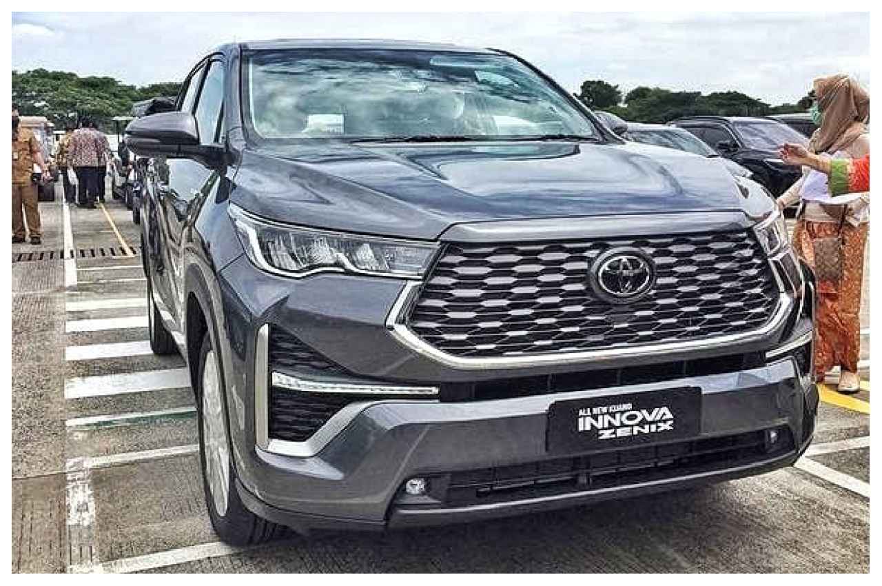 Toyota Innova Hycross: हाइब्रिड इंजन और पैनोरमिक सनरूफ,आ गया Toyota का सबसे बोल्ड अवतार Innova Zenix MPV