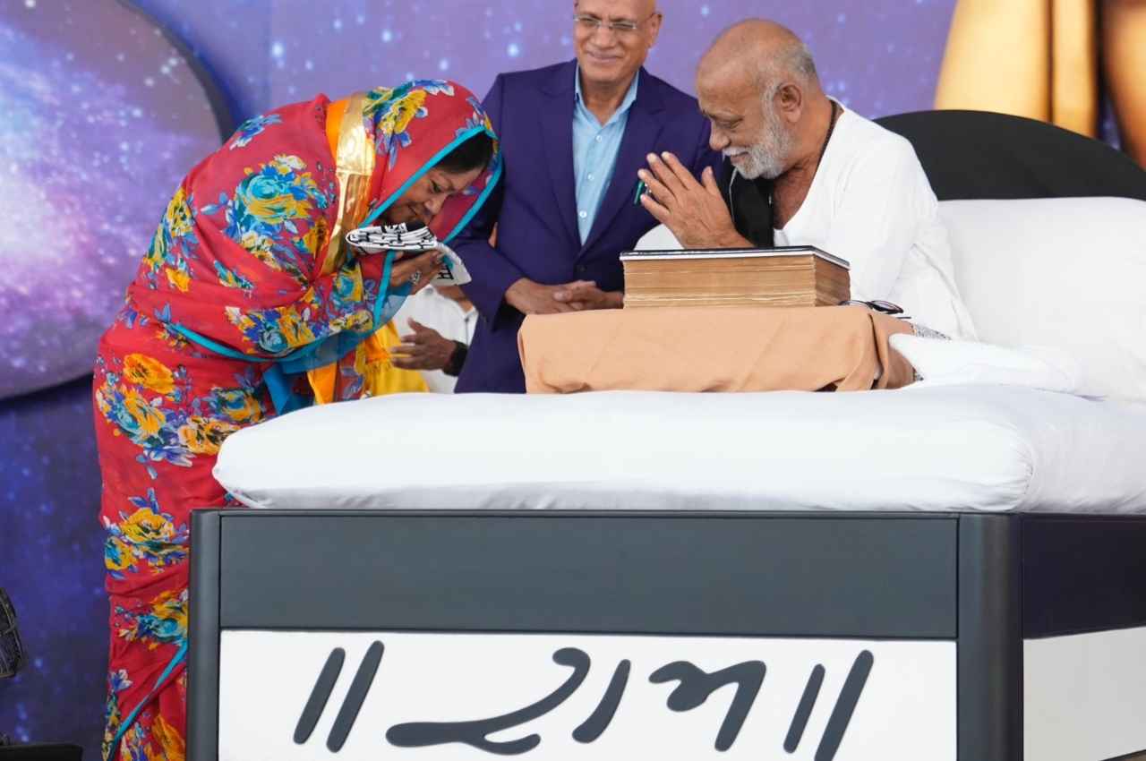मोरारी बापू की कथा में शामिल हुई वसुंधरा राजे, बोलीं- मर्यादा पुरुषोत्तम के आदर्शों पर चलें युवा
