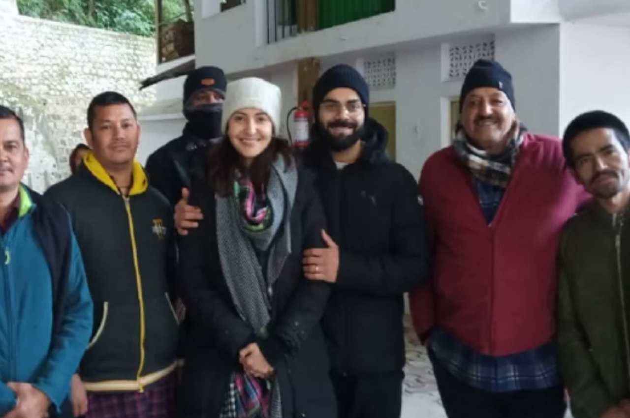 उत्तराखंड की वादियों में पहुंचे विराट कोहली, पत्नी अनुष्का और बेटी वामिका के साथ कैंची धाम में किया हनुमान चालीसा का पाठ