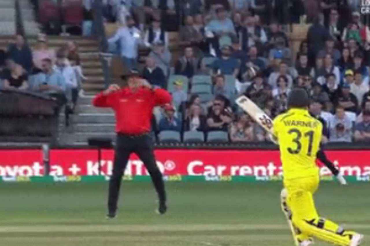 AUS vs ENG: डेविड वॉर्नर का कड़क पुल शॉट, अंपायर के कान पर सिटी बजाती निकली गेंद, देखें वीडियो