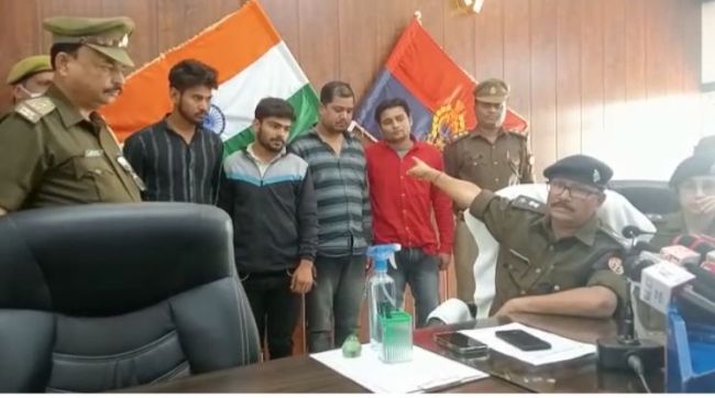 Bulandshahr Crime: सर्राफ की दुकान लूट कर भागने वाले वांछित आरोपियों को पुलिस ने किया गिरफ्तार Bulandshahr Crime: सर्राफ की दुकान लूट कर भागने वाले वांछित आरोपियों को पुलिस ने किया गिरफ्तार