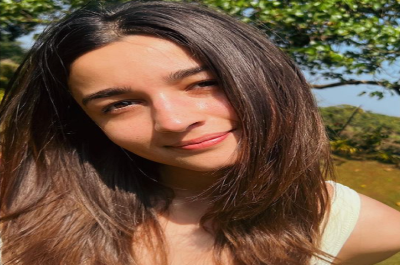 Alia Bhatt First Pic After Pregnancy: बेटी के जन्म के बाद आलिया ने फैंस के साथ साझा की अपनी पहली झलक