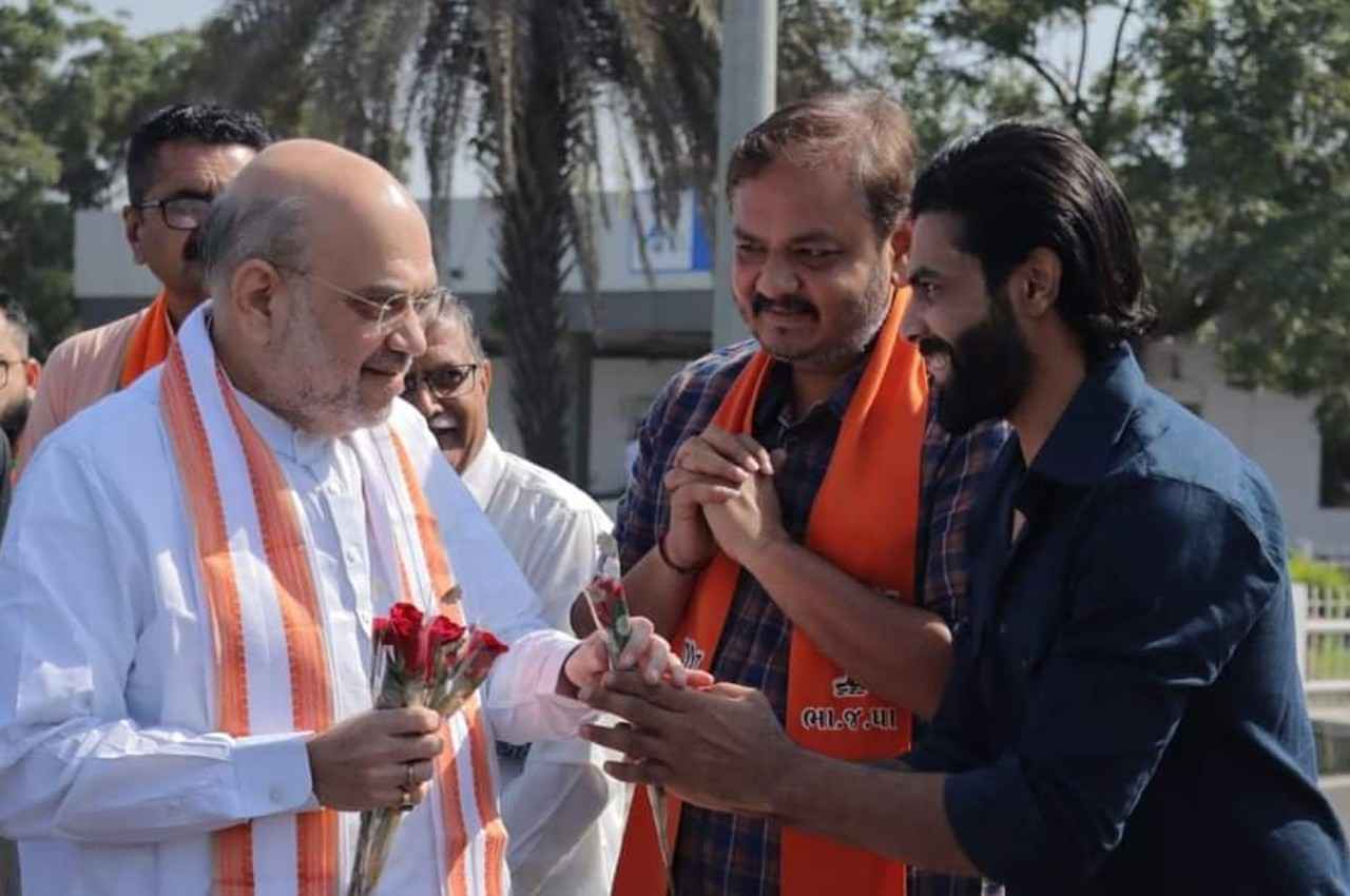 Gujarat Election 2022: क्रिकेटर रवींद्र जड़ेजा ने ऐसे किया अमित शाह का स्वागत, पत्नी रीवाबा भी रहीं मौजूद
