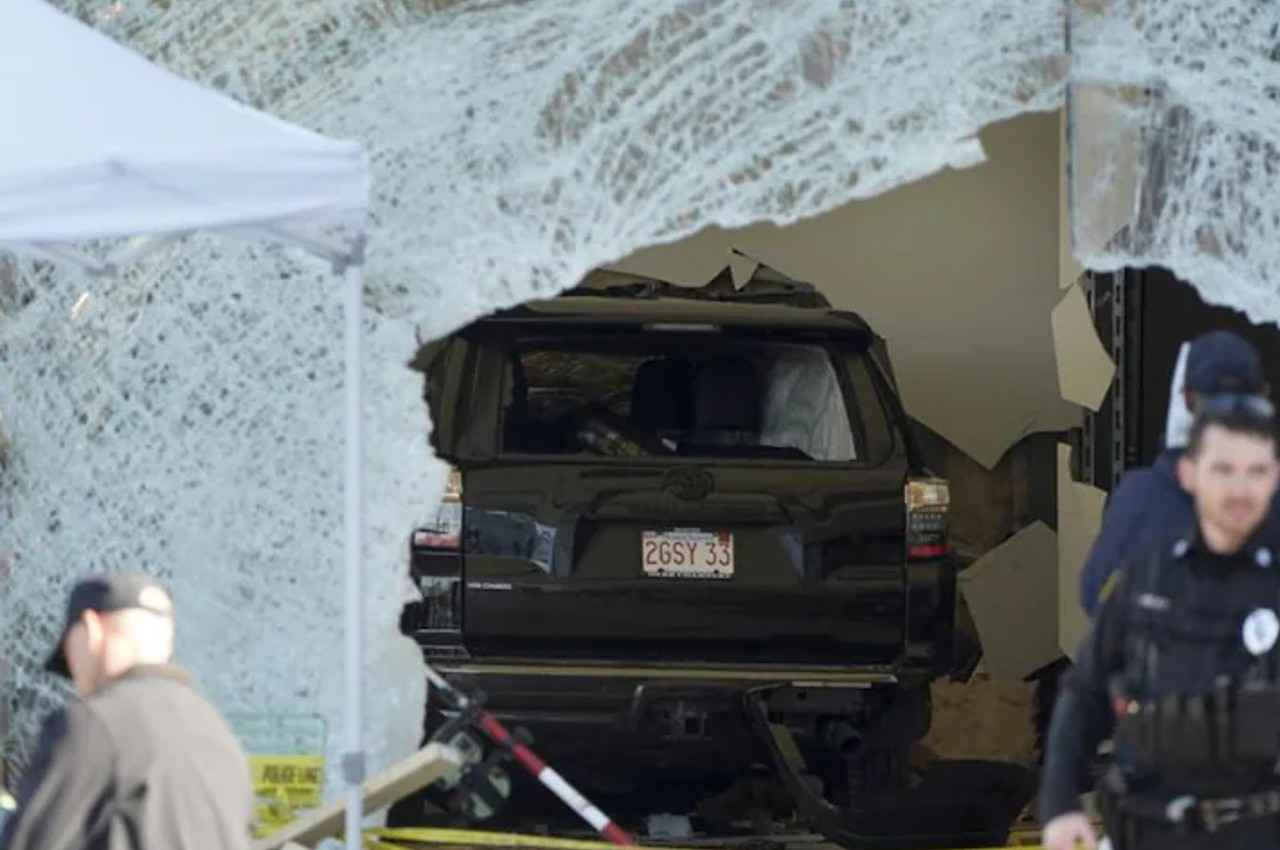 Massachusetts: मैसाचुसेट्स के एप्पल स्टोर में घुसी कार; एक बुजुर्ग की मौत, 16 घायल