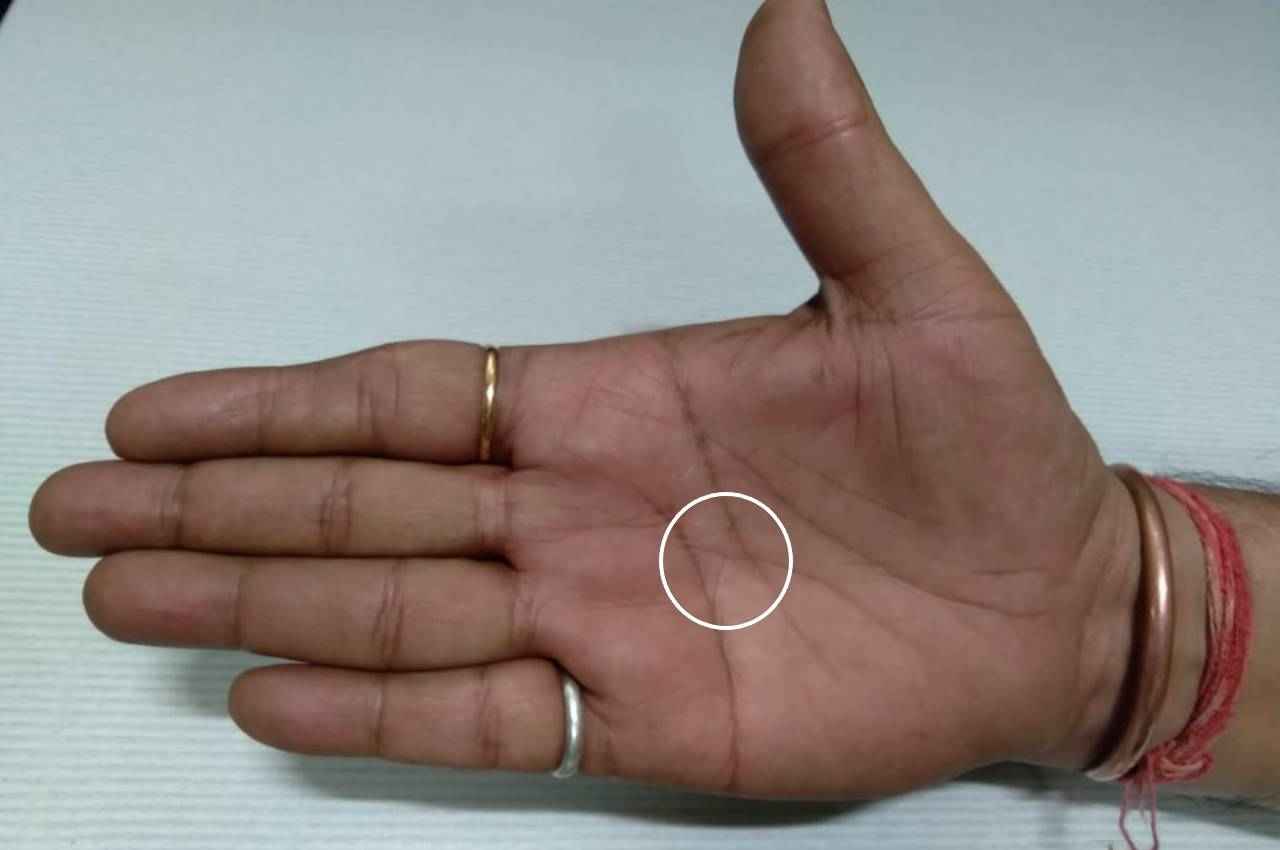 Palmistry Tips: अगर हथेली में यहां है क्रॉस का निशान तो देवता भी करेंगे मदद, मिलेगा यह फल