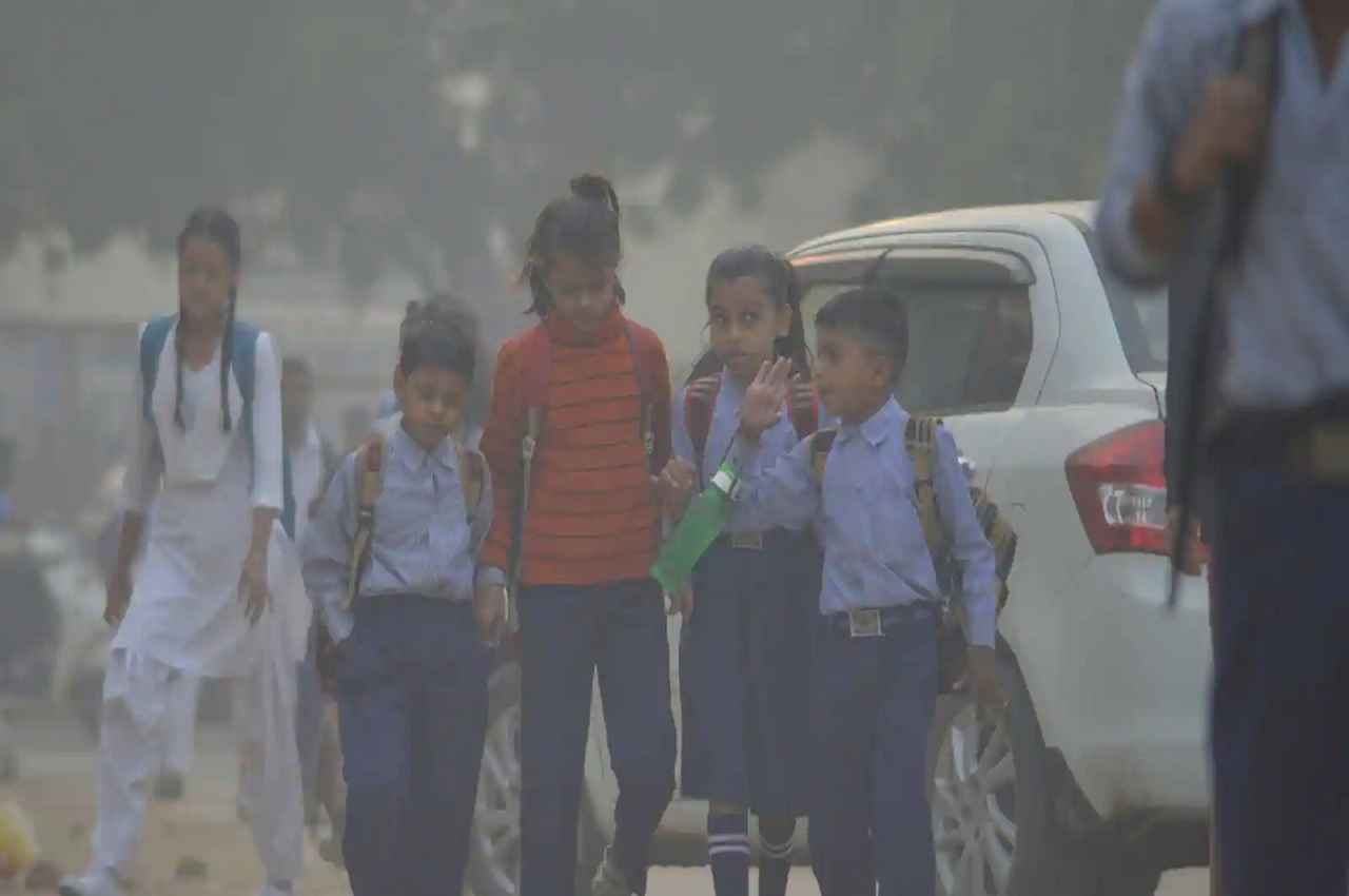 Delhi Schools Closed Tomorrow: दिल्ली के स्कूल कल से रहेंगे बंद, जानें वायु गुणवत्ता में सुधार पर क्या बोले सीएम केजरीवाल?
