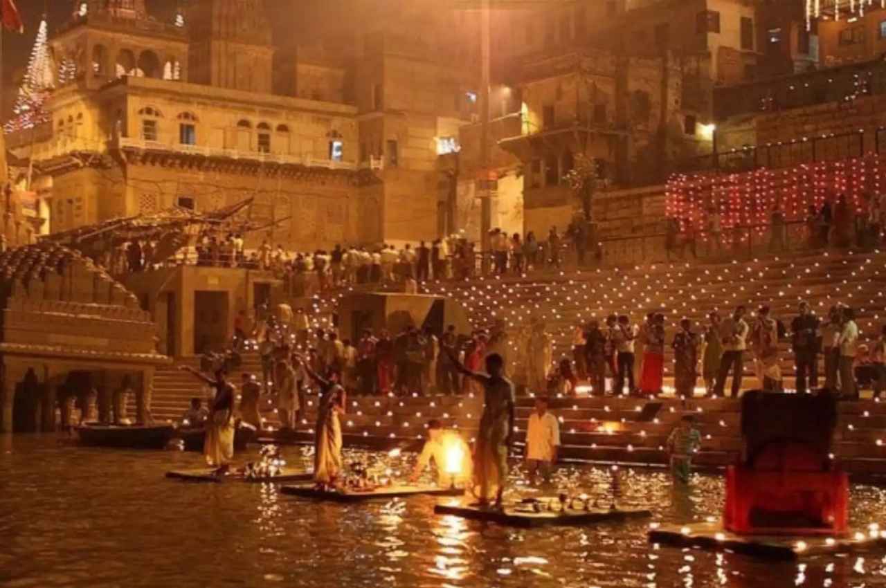 Dev Diwali 2022: जानिए क्या है देव दिवाली की कहानी, पूजा का शुभ मुहूर्त और क्यों जलाए जाते हैं दीपक