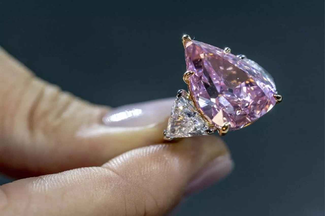 दुर्लभ और नायाब: नाशपाती के आकार के पिंक Diamond ने खड़े किए सभी के कान, नीलामी में 23.29 करोड़ का बिका