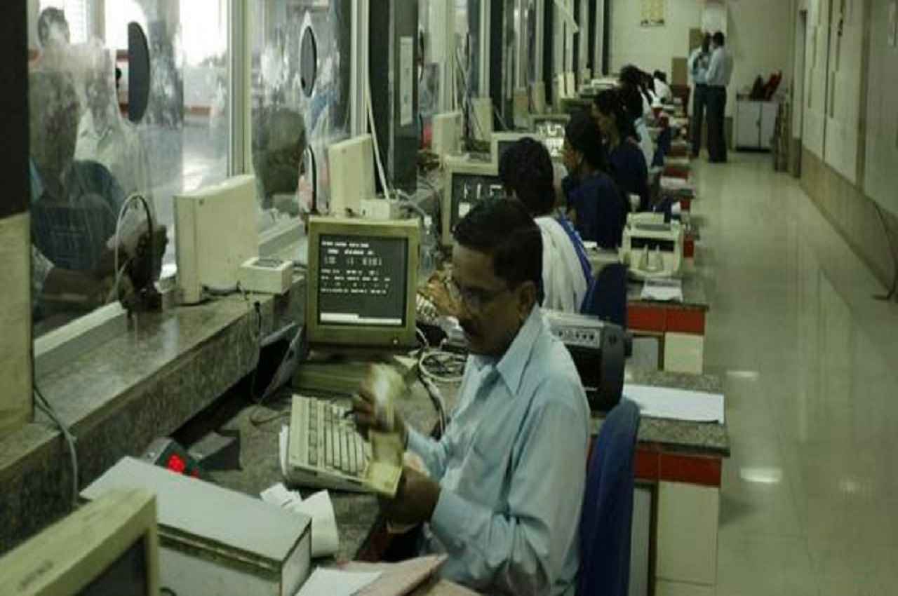 Indian Railways: रेलवे कर्मचारियों के लिए खुशखबरी, होने वाली है सैलरी में बढ़ोतरी, प्रमोशन भी मिलेगा
