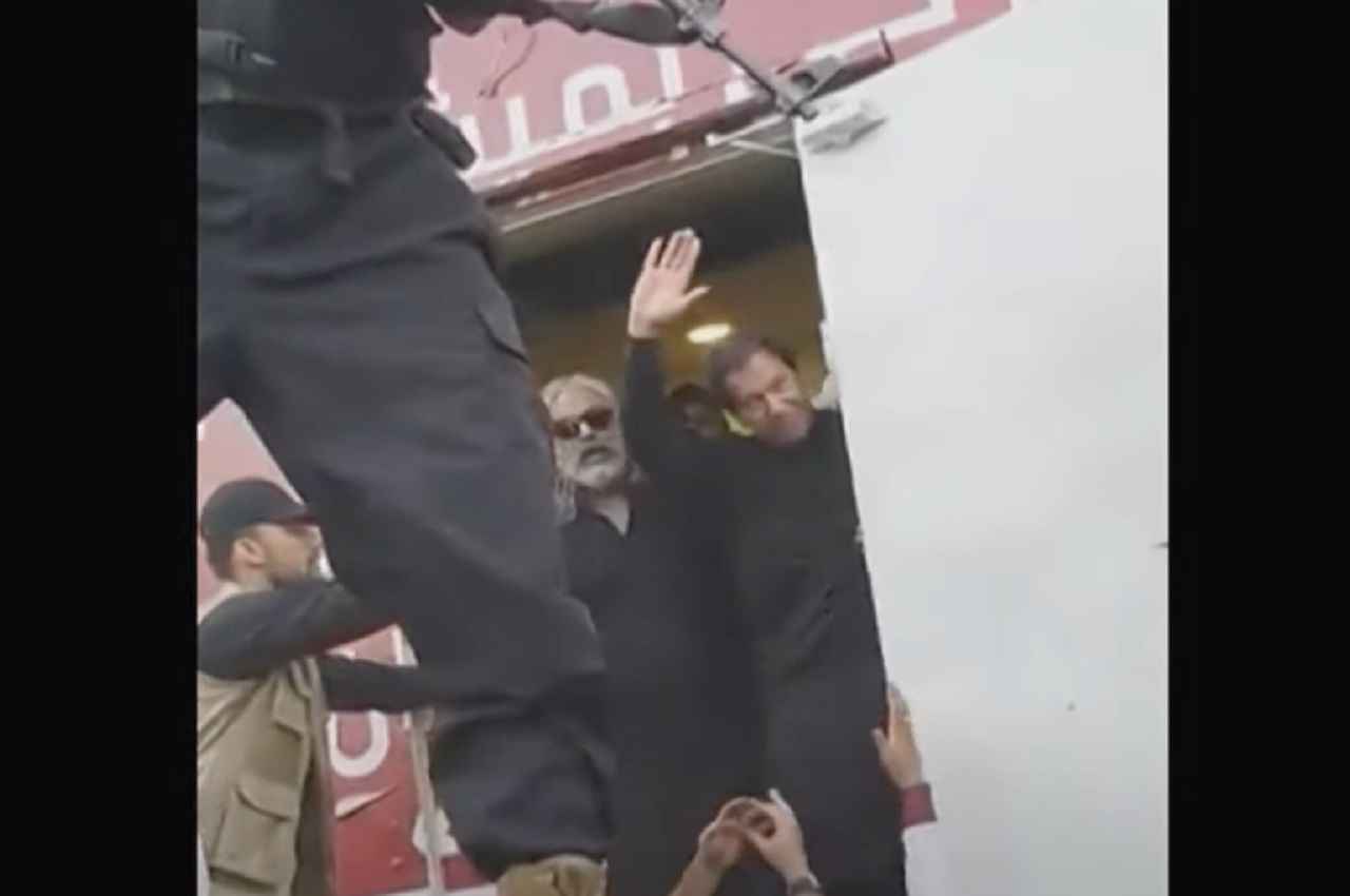 Imran Khan Video: गोली लगने के बाद भी समर्थकों की तरफ हंसते हुए हाथ हिलाते नजर आए इमरान