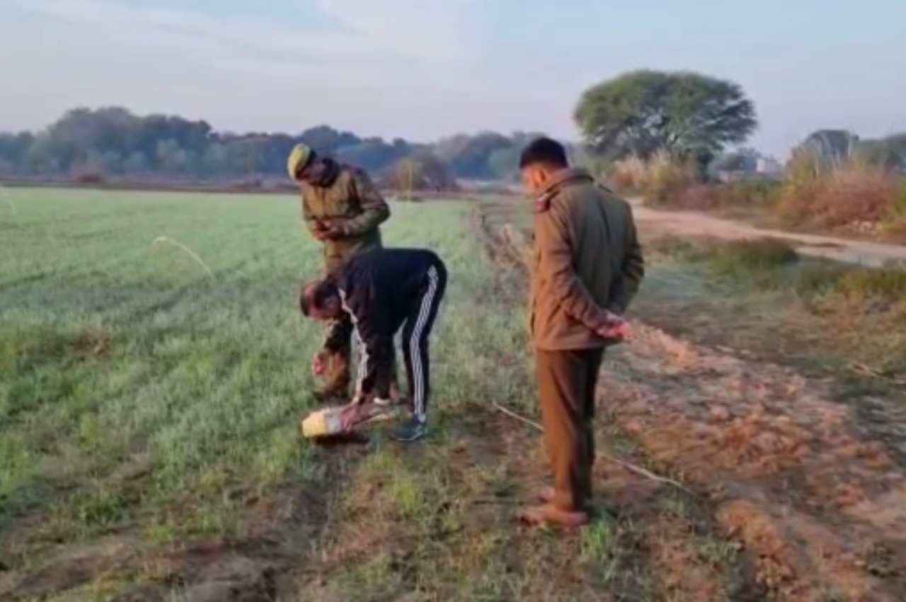 जम्मू-कश्मीर में पाकिस्तान सीमा के पास ड्रोन से लाए गए हथियार, गोला-बारूद बरामद