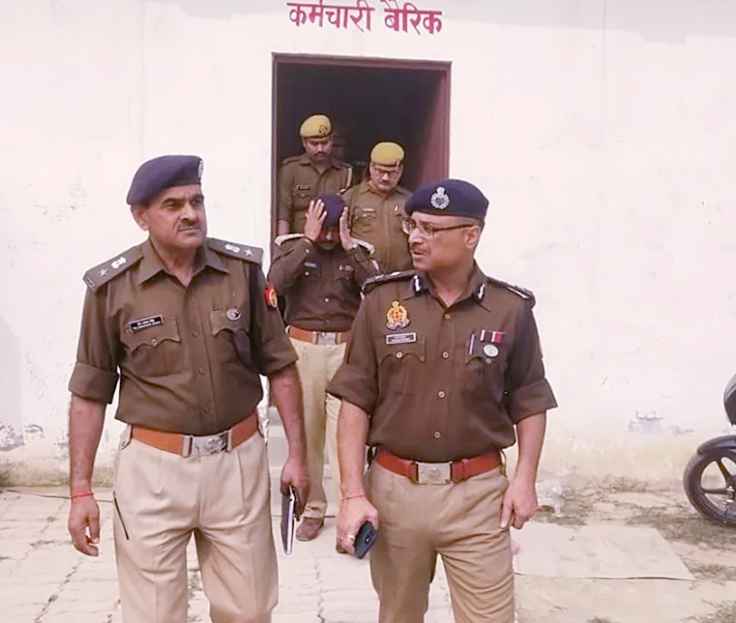 कानपुर के न्यू आजाद नगर चौकी में IG प्रशांत कुमार और एसपी आउटर समेत फील्ड यूनिट मौके पर जांच करते हुए