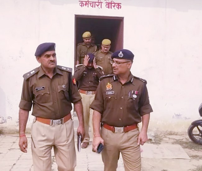 कानपुर के न्यू आजाद नगर चौकी में IG प्रशांत कुमार और एसपी आउटर समेत फील्ड यूनिट मौके पर जांच करते हुए