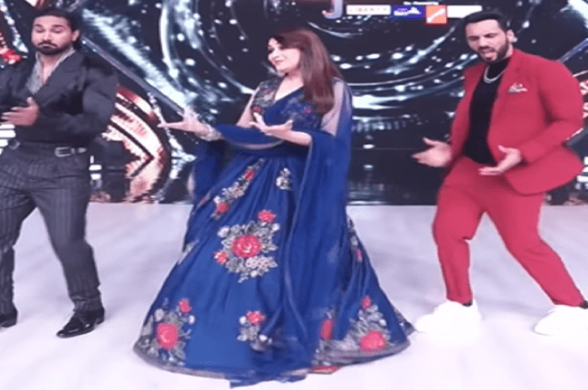 madhuri Madhuri Dixit Dance Video: माधुरी दीक्षित ने पुनीत और सलमान संग मराठी गाने पर किया जबरदस्त डांस, वीडियो वायरल