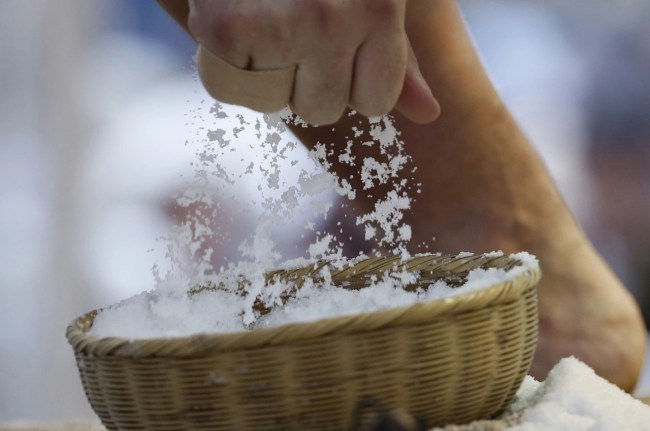 namak ke totke, namak ke upay, salt remedies for vastu, salt remedies for positive energy, salt remedies for money,