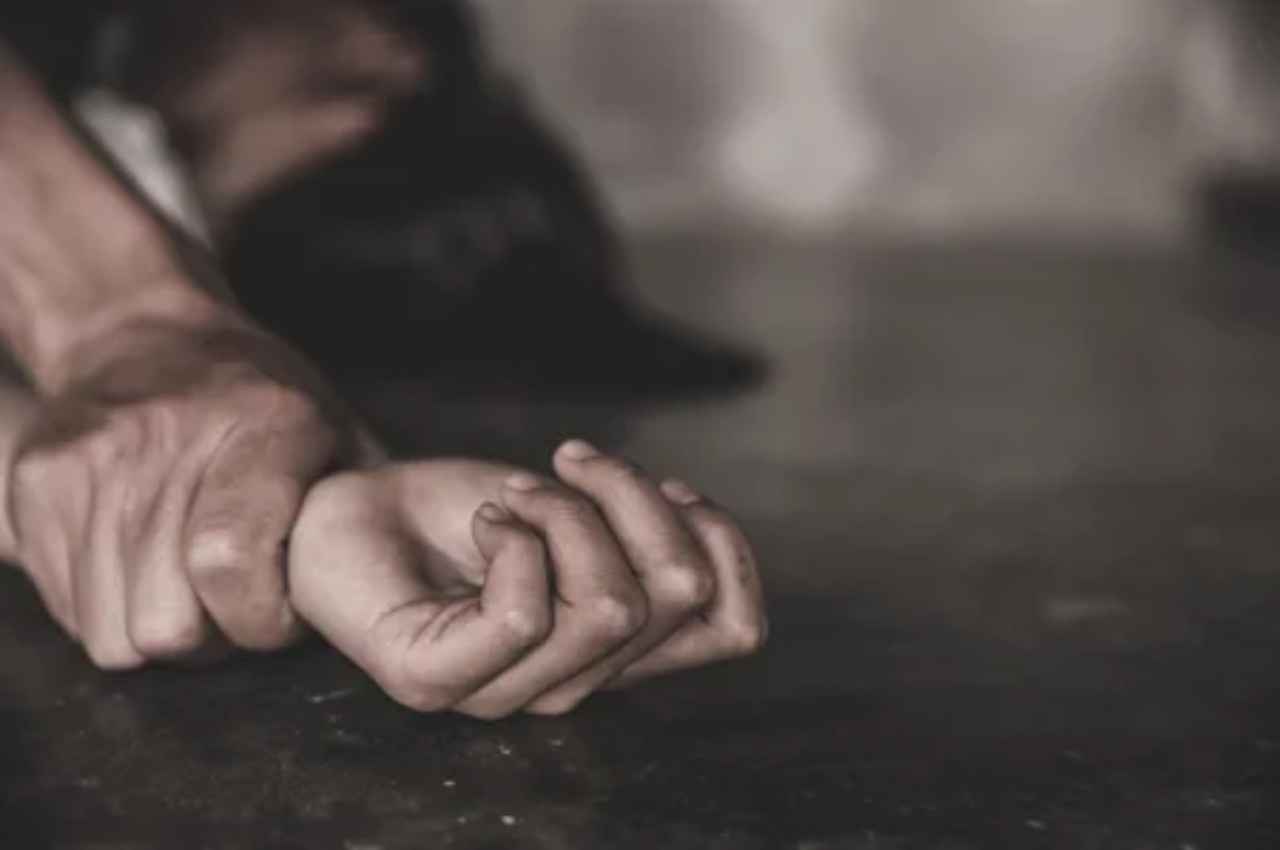 Azamgarh News: लड़के ने अपनी ही मंगेतर के साथ कर दिया दुष्कर्म, वजह जानकर उड़ जाएंगे होश