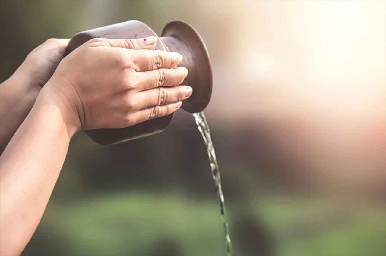 Surya ke Upay: सूर्य को जल चढ़ाते समय भूल कर भी न करें ये गलतियां, कंगाल हो जाएंगे