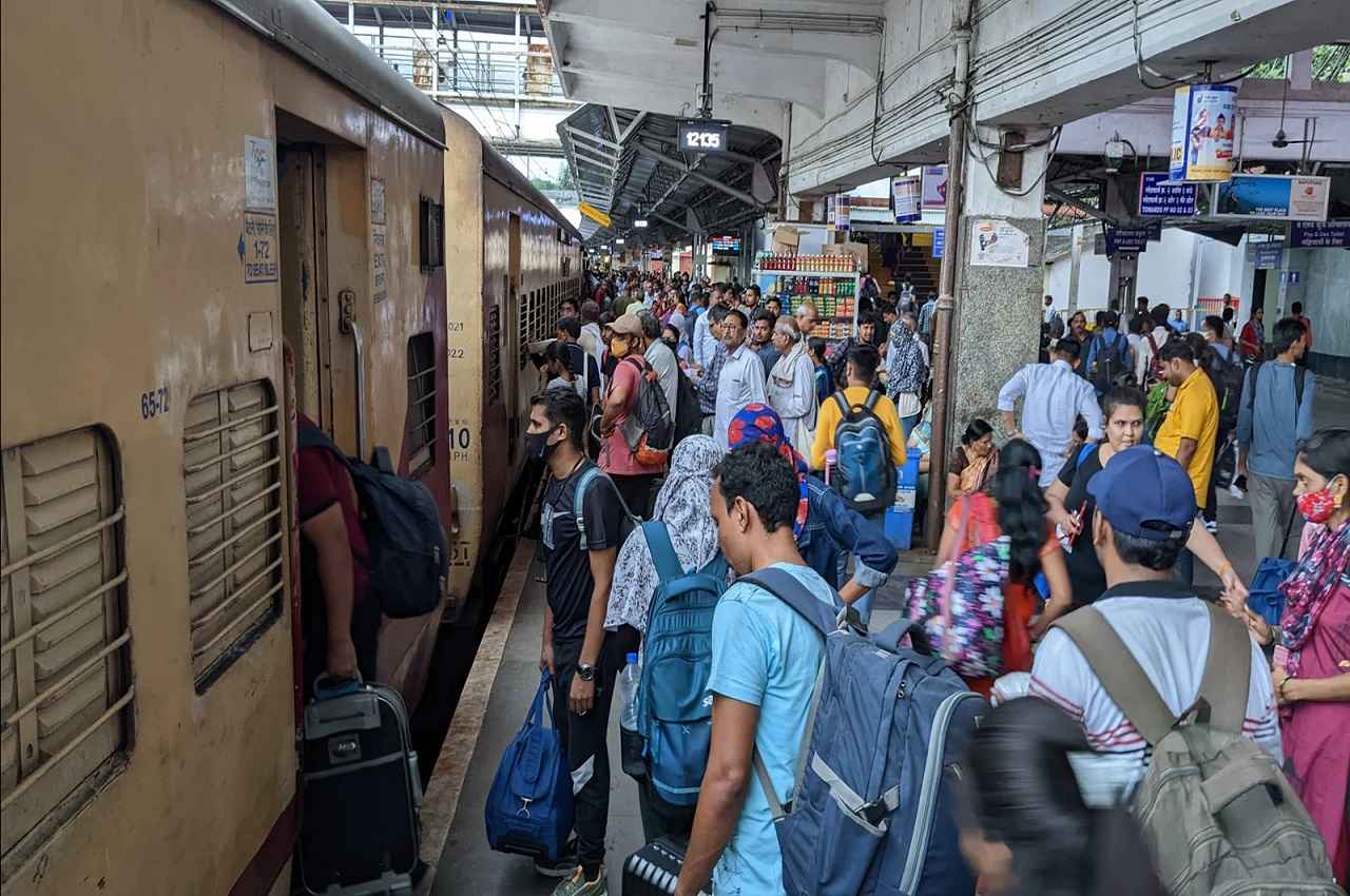 Train New Rule: भारतीय रेलवे लाया एक नया नियम, कैंसिल हुई ट्रेन को यात्रियों को होगा फायदा!