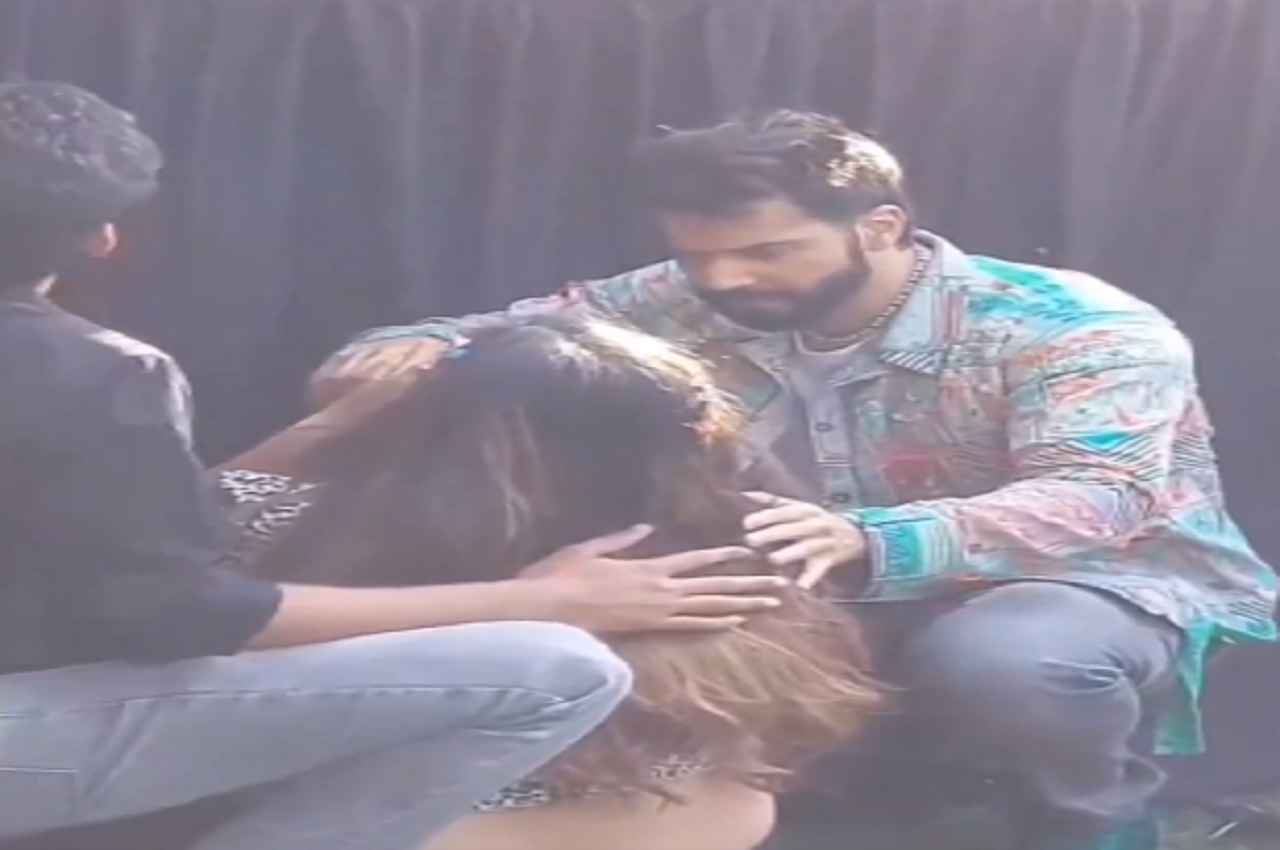 Varun Dhawan Viral Video: वरुण धवन ने बेहोश हुई फैन के लिए रुकवाया इवेंट, खुद दौड़कर यूं की मदद