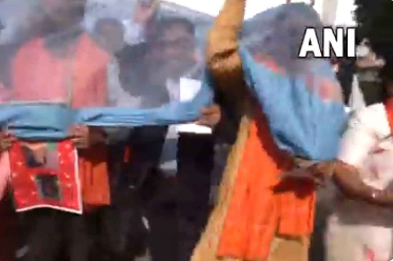 डेंगू को लेकर बंगाल BJP का अनोखा विरोध प्रदर्शन, मच्छरदानी लपेटकर ममता सरकार के खिलाफ की नारेबाजी