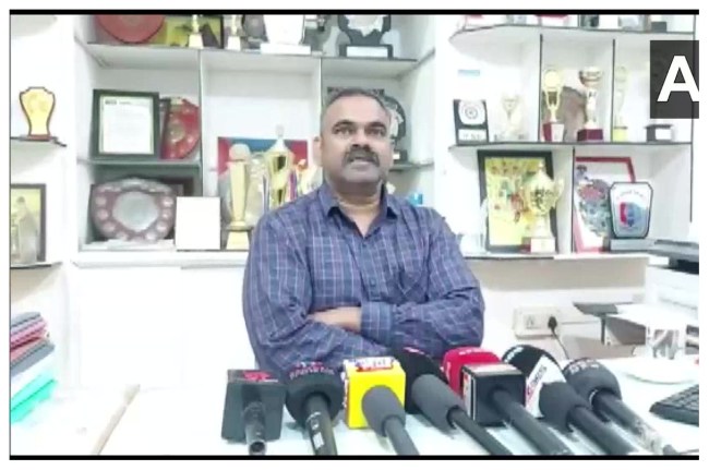 घटना के बारे में बताते हुए स्कूल के प्रिंसिपल