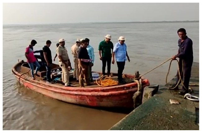 ठाणे में जांच करती दिल्ली पुलिस की टीम ठाणे में जांच करती दिल्ली पुलिस की टीम